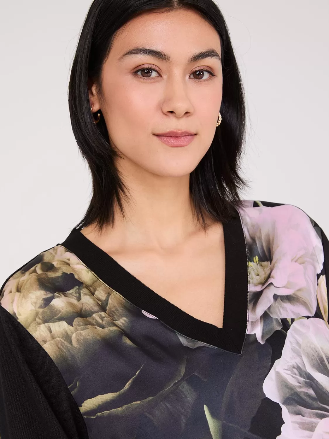 Suzy Shier Long Sleeve*Floral Print Front V-Neck Top