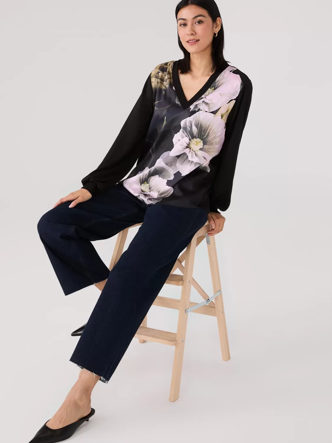 Suzy Shier Long Sleeve*Floral Print Front V-Neck Top