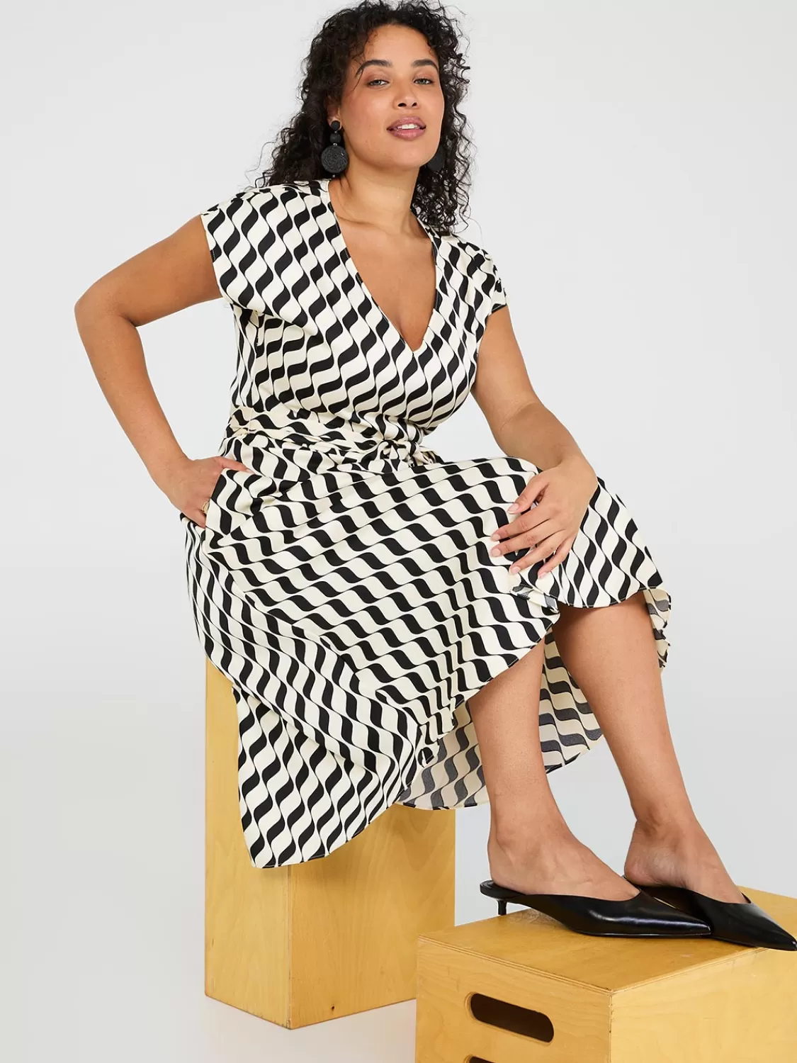 Suzy Shier Work Dresses | Dresses*Geo Print V-Neck Satin Midi Dress