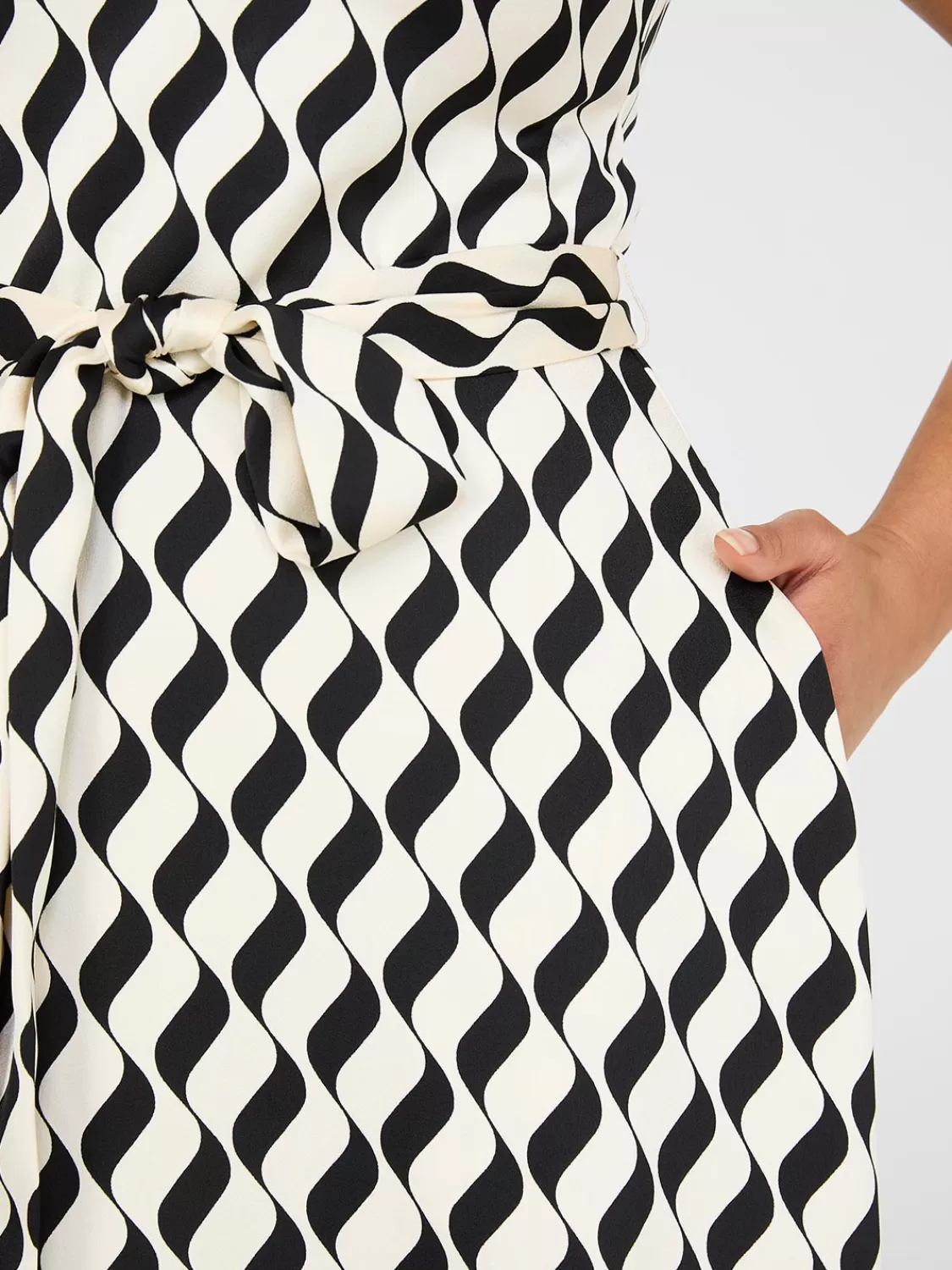 Suzy Shier Work Dresses | Dresses*Geo Print V-Neck Satin Midi Dress