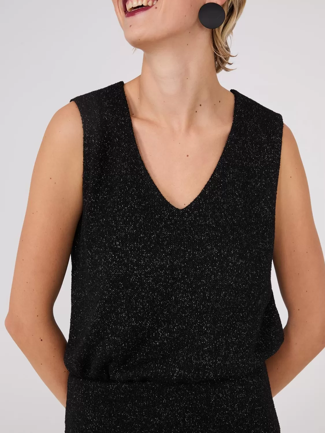 Suzy Shier Sleeveless*Sleeveless Metallic V-Neck Top