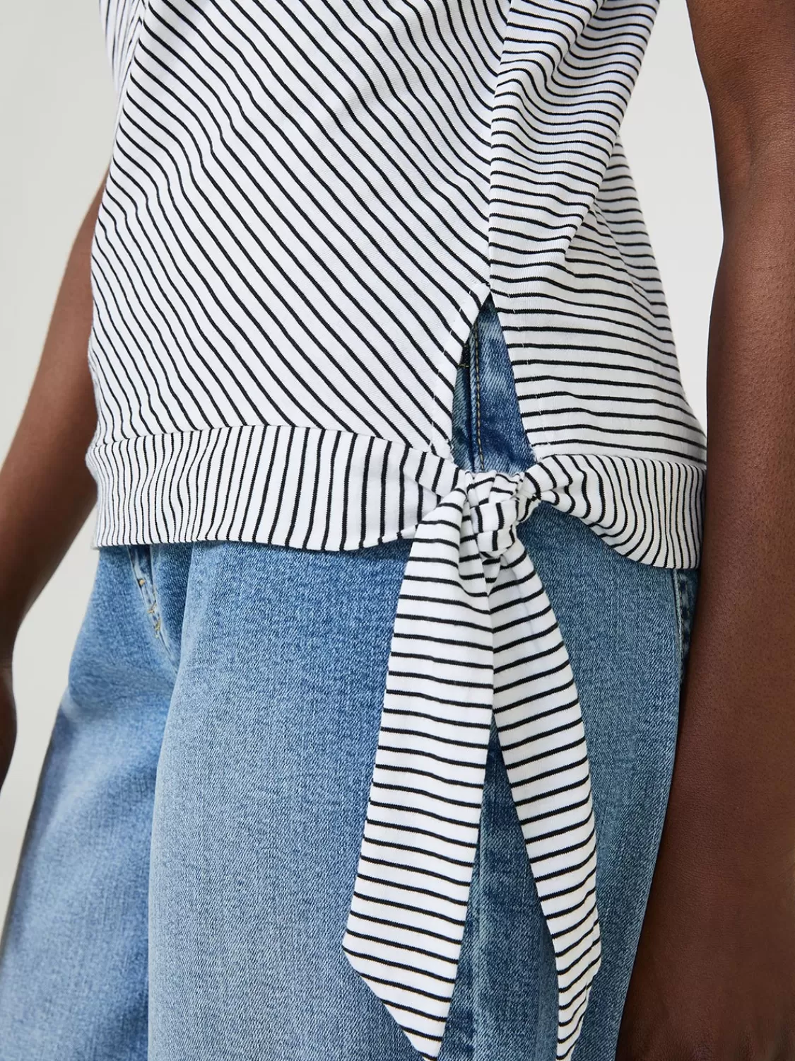 Suzy Shier Short Sleeve*Striped Front Keyhole Top